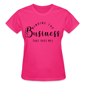 MINDING THE BUSINESS THT PAYS ME T-SHIRT - fuchsia